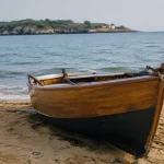 Barque en bois amarree sur plage de sable