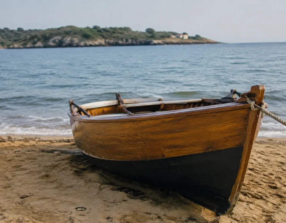 Barque en bois amarree sur plage de sable