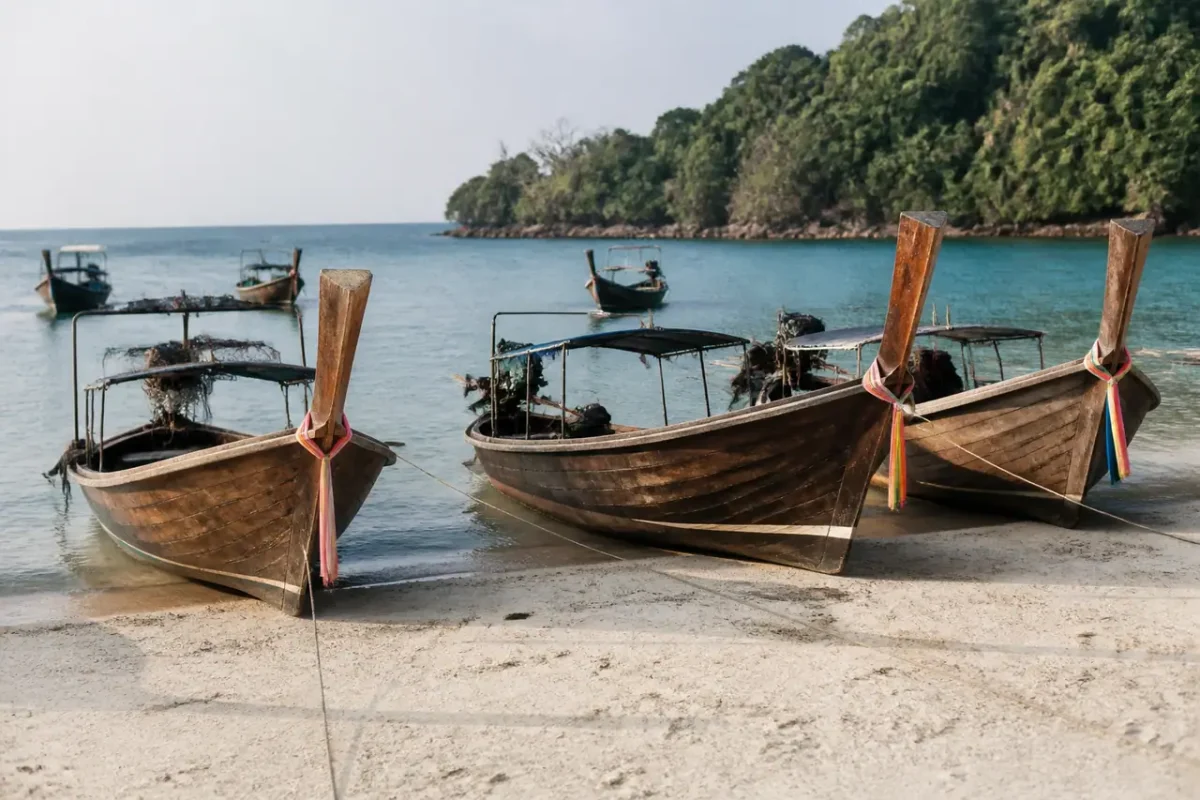 Bateaux longtail amarres sur plage de sable